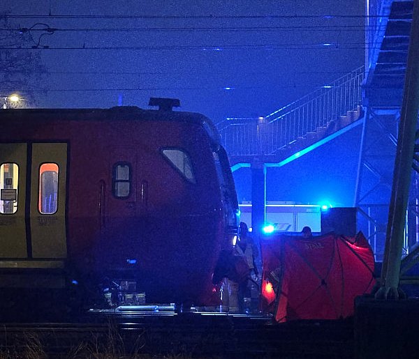 Tragedia na torach. Służby przy dworcu w Jarocinie (ZDJĘCIA)