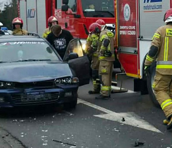Straż i policja na skrzyżowaniu w Witaszycach. Zderzyły się tam dwa samochody