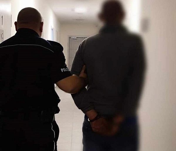 Uderzył nieletniego syna w twarz. 37-latek z Jarocina z zarzutami