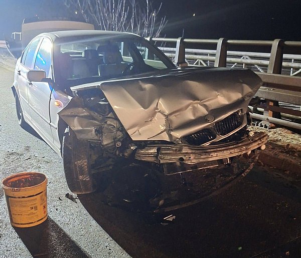 Pechowy poranek dla kierowcy BMW. Na drodze Dobrzyca-Pleszew zderzył się z barierą