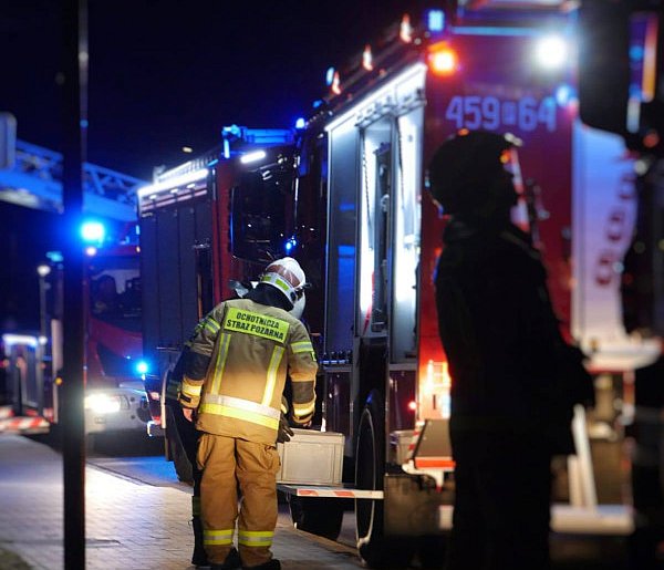 Wieczorna akcja strażaków w Lubinii Małej. Zapaliła się sadza w kominie (ZDJĘCIA)