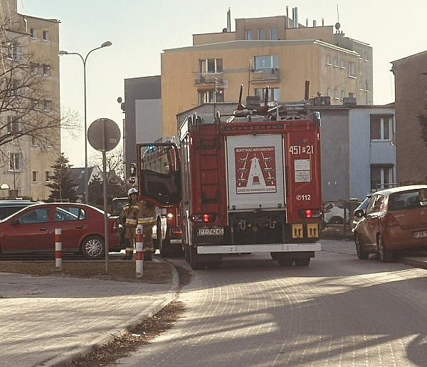Podejrzenie ulatniania się gazu w bloku w Jarocinie. Służby szybko na miejscu