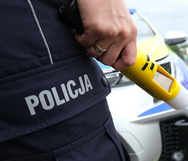 Jechał Renault mając 1,7 promila alkoholu. Wpadł podczas policyjnej kontroli