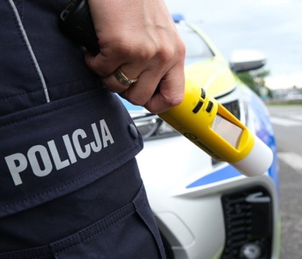 Jechał pijany i bez prawa jazdy. Rozbił się na drzewie przy Rynku