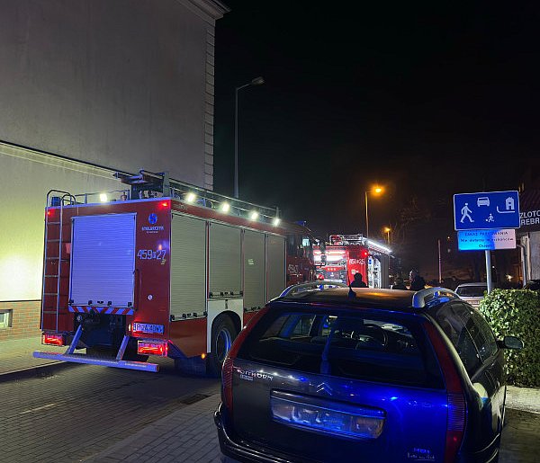 Wieczorna akcja straży w Jarocinie. Ogień pojawił się w piwnicy budynku (ZDJĘCIA)