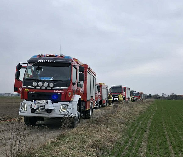 150 balotów w ogniu. Strażacy gaszą pożar w Potarzycy (ZDJĘCIA)