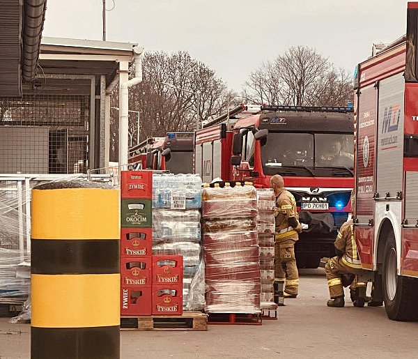 Czujka wykryła gaz w sklepie przy ul. Powstańców Wlkp. W akcji strażacy (ZDJĘCIA)