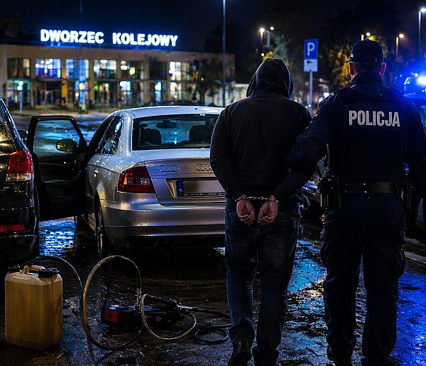 Nieudana kradzież na parkingu przy dworcu. Grozi mu do 10 lat więzienia