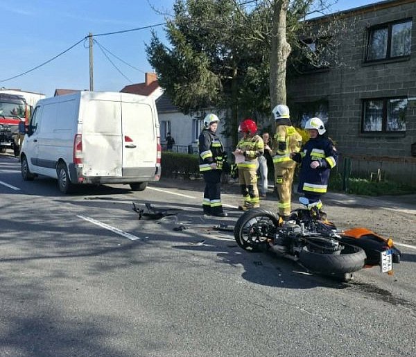 Zderzenie auta dostawczego z motocyklem. DK12 w Jaraczewie zablokowana