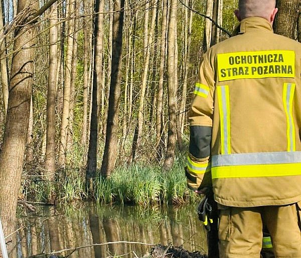 Przerwana grobla w Wilkowyi. Strażacy walczą z uciekającą wodą (ZDJĘCIA)