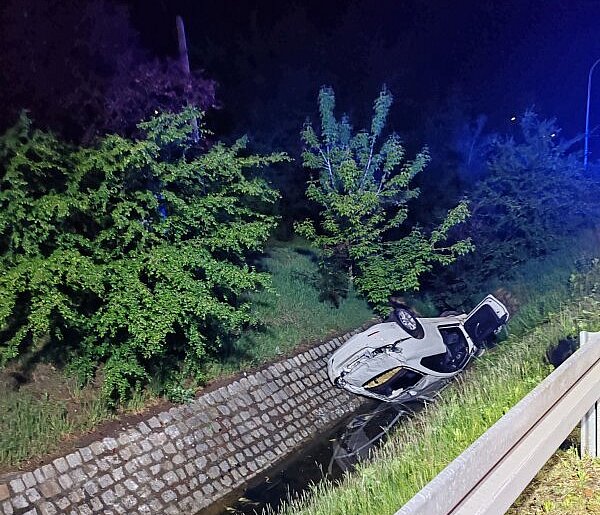 Nocny wypadek w Jarocinie. Cztery osoby podróżowały BMW (ZDJĘCIA)