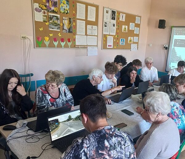Jak nie dać się oszustom w sieci? Seniorzy uczyli się od ósmoklasistów (ZDJĘCIA)