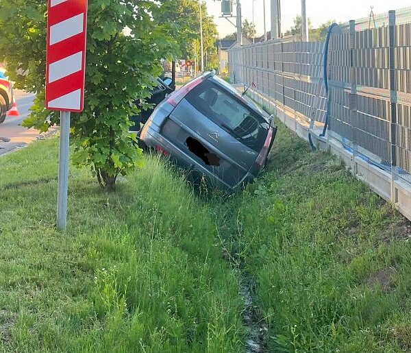 Zderzenie dwóch aut w Kotlinie. Jedna osoba trafiła do szpitala (ZDJĘCIA)