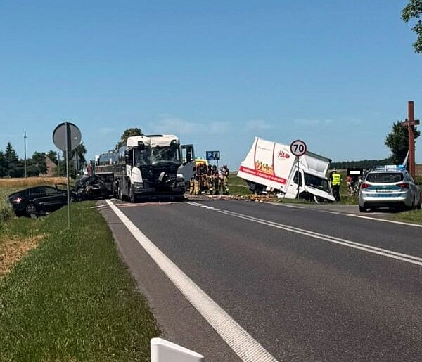 Zderzenie czterech pojazdów na DK12. Jedna osoba trafiła do szpitala (ZDJĘCIA)