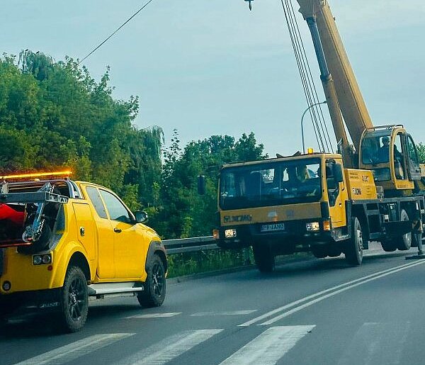 Kierowca nie wyrobił na łuku. Bus dachował i wpadł do Lipinki (ZDJĘCIA)