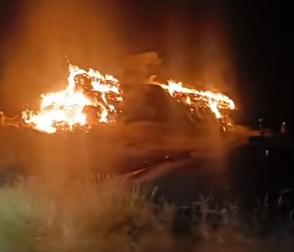 Nocna akcja strażaków w gminie Żerków. Ogień objął ogromny stóg (WIDEO)