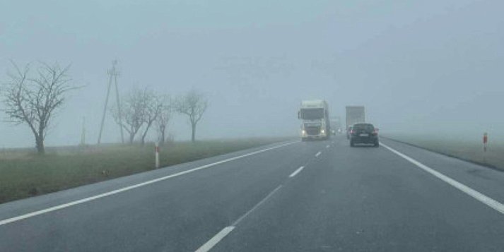 Mgły ograniczą widoczność i osadzą szadź na chodnikach