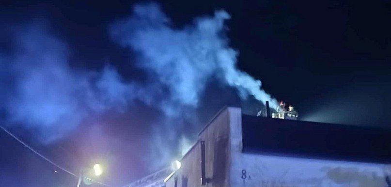 Pożar sadzy w kominie w Wyszkach. Interweniowały cztery zastępy straży pożarnej