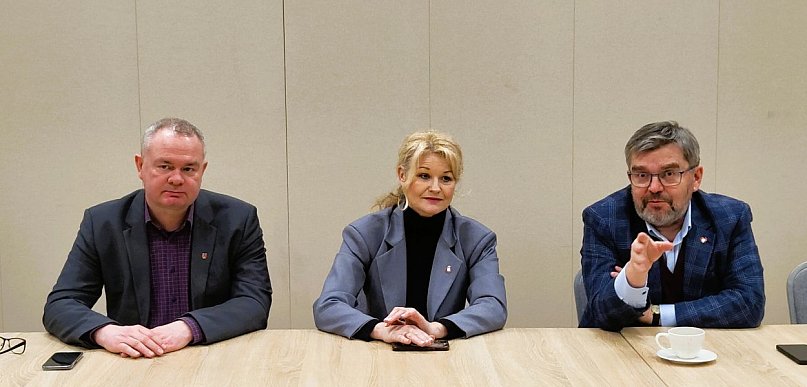 Pytania o CPK, podatki i prawa kobiet. 2 godziny rozmów z posłami KO w Jarocinie