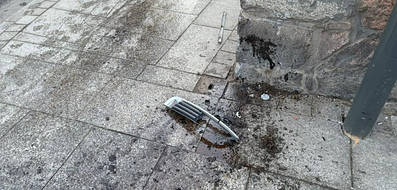 Pieszy pościg za pijanym kierowcą. 3,2 promila i kolizja w centrum Jarocina (FOTO)