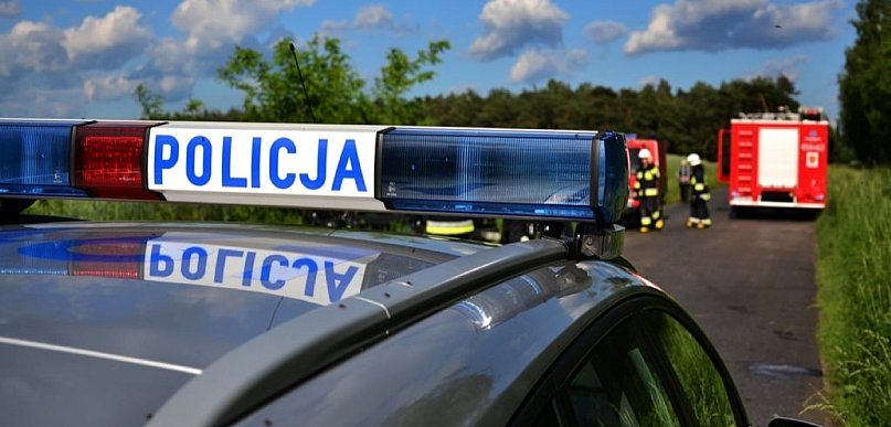 Ford pozostawiony na DK 11 po kolizji. Sprawca uciekł i próbował oszukać policję