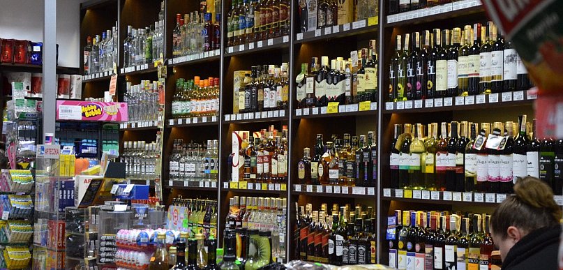 Nocna sprzedaż alkoholu bez zmian. Jarocińscy radni mówią „nie” zakazowi