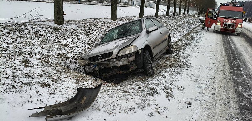 Dwie osoby w aucie, jedna ranna. Wypadek w Wyszkach (ZDJĘCIA)