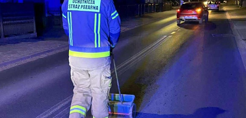 Nietypowa interwencja w Jarocinie. Olej rozlany na 8 kilometrach (ZDJĘCIA)