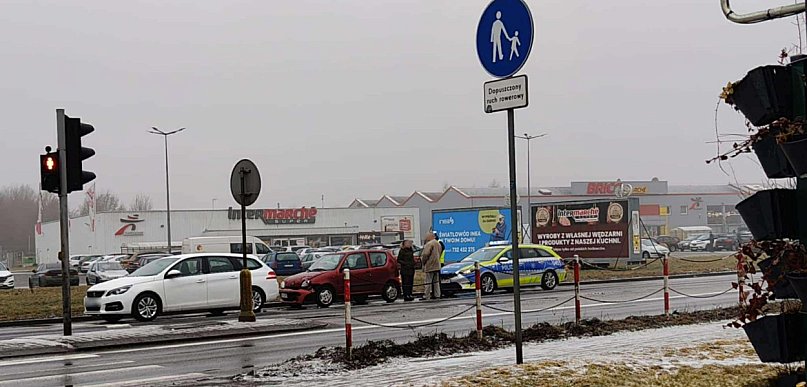 Kolizja na ul. Powstańców Wlkp. w Jarocinie. Fiat uderzył w Peugeota (ZDJĘCIA)