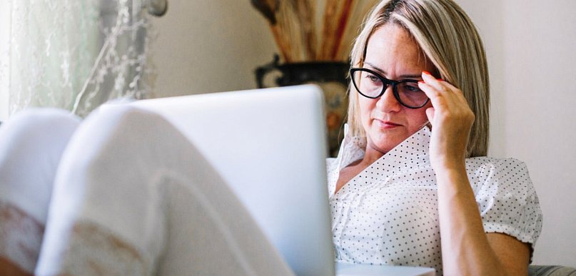 Problemy z czytaniem i widzeniem z bliska? Dowiedz się, jak odzyskać ostrość bez c