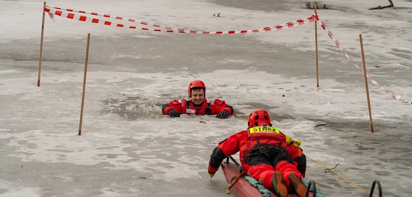 Dramatyczny scenariusz na lodzie. Tak wygląda akcja ratunkowa krok po kroku