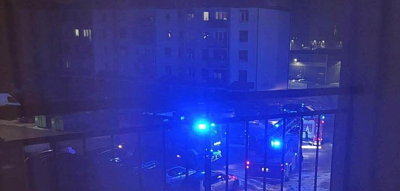 Służby w jednym z mieszkań w Jarocinie. Poszkodowany trafił do szpitala