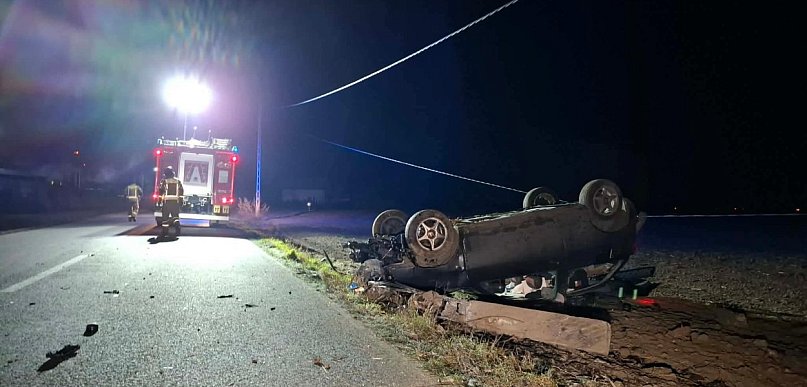 Nocna kolizja w Jarocinie. Auto dachowało po zderzeniu na skrzyżowaniu DK 12 i 15