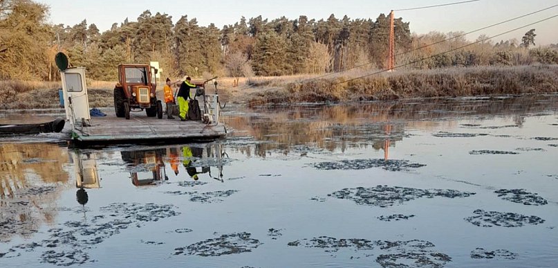 Wznowiono przeprawę promową w Dębnie. Sprawdź godziny kursowania!
