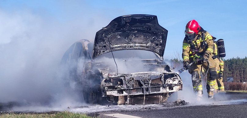 Pożar samochodu w Radlińcu. Do akcji wysłano strażaków z Jarocina