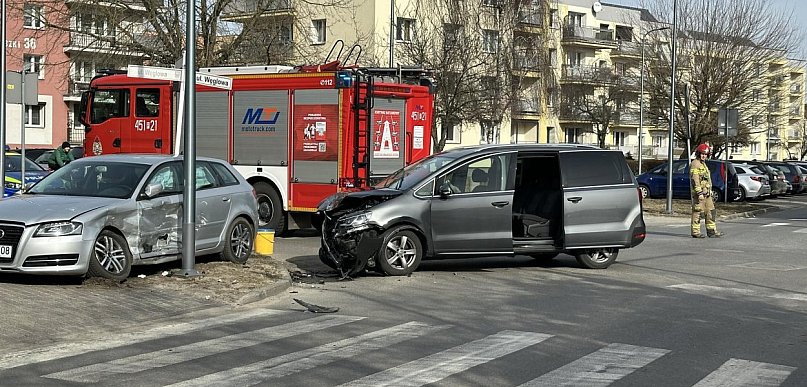 Zderzenie samochodów na skrzyżowaniu w Jarocinie. Utrudnienia w ruchu (ZDJĘCIA)