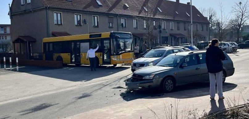 Chwila nieuwagi i kolizja. Zderzenie samochodu z autobusem w Jarocinie (ZDJĘCIA)