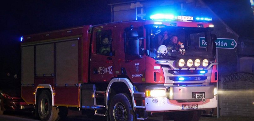 Wieczorna akcja strażaków w Lubinii Małej. Zapaliła się sadza w kominie (ZDJĘCIA)