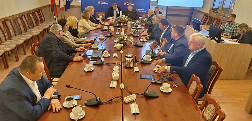 Ruszyła XXV Sesja Rady Powiatu Jarocińskiego. Co omawiają radni? (RELACJA)