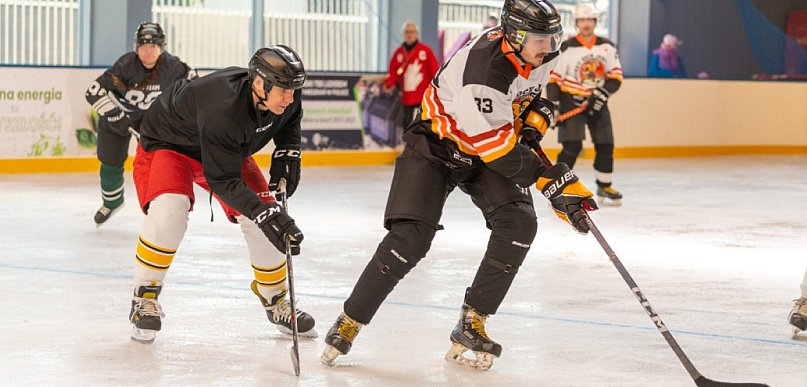 Sport, muzyka i pomoc. IV Turniej Hokejowy odbył się w Jarocinie FOTORELACJA