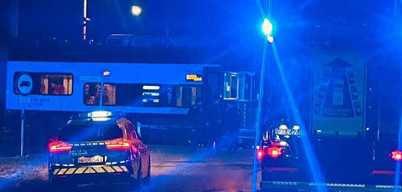 Kolizja na przejeździe kolejowym w Jarocinie. Pociąg uderzył w samochód