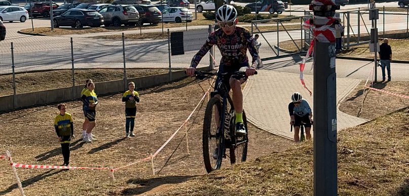 Sezon kolarski ruszył. Zawodnicy Victorii Jarocin ścigali się w Kaliszu (ZDJĘCIA)