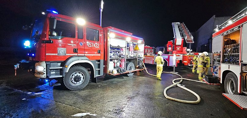Nocny pożar w zakładzie mięsnym w Golinie. W akcji kilkanaście zastępów straży