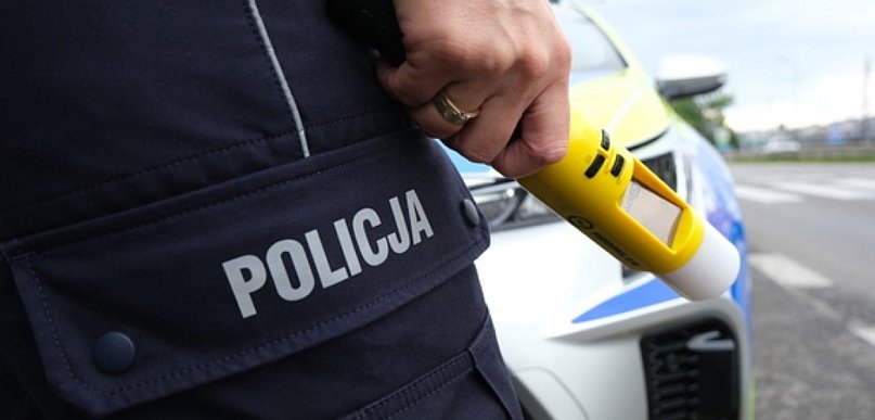 Jechał pijany i bez prawa jazdy. Rozbił się na drzewie przy Rynku