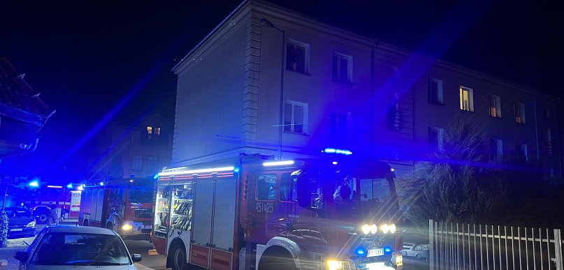Wieczorna akcja straży w Jarocinie. Ogień pojawił się w piwnicy budynku (ZDJĘCIA)