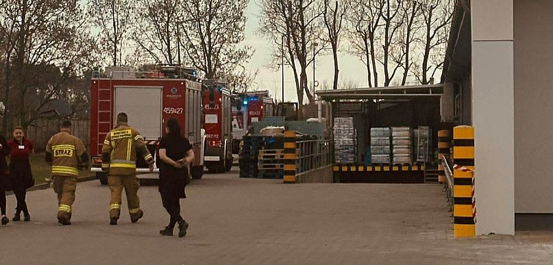 Czujka wykryła gaz w sklepie przy ul. Powstańców Wlkp. W akcji strażacy (ZDJĘCIA)