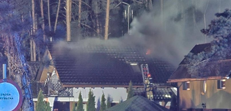 Płonął dach domu w Zaniemyślu. Duże straty po pożarze (ZDJĘCIA)