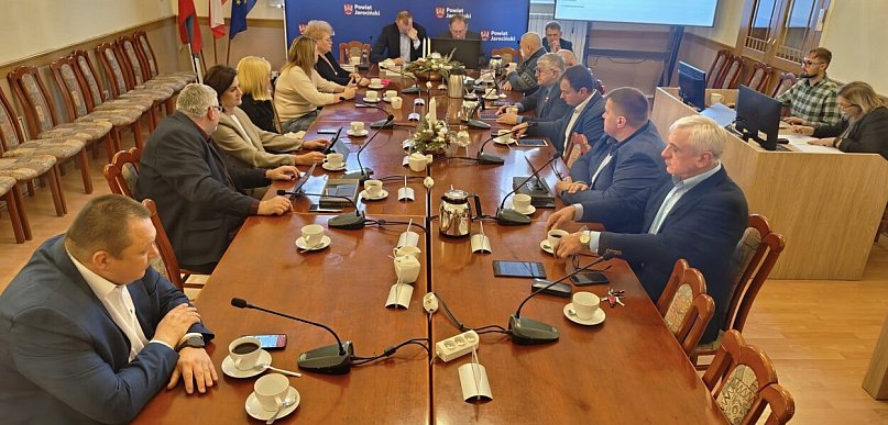 Rada Powiatu Jarocińskiego przy stole obrad. W planie budżet i sprawy społeczne