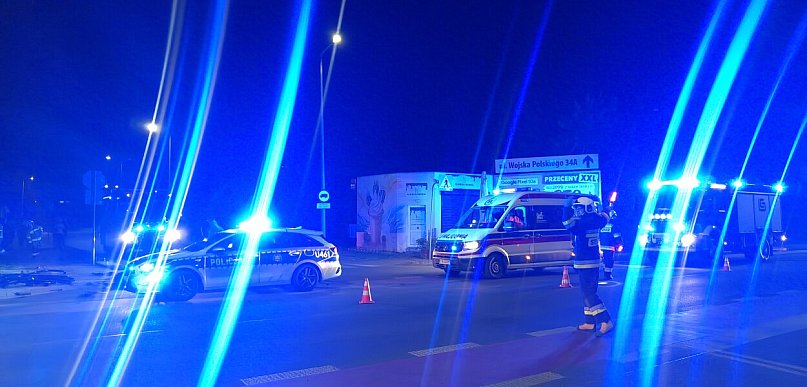 Nocna kolizja w Jarocinie. Mercedes zderzył się z Jaguarem (ZDJĘCIA)