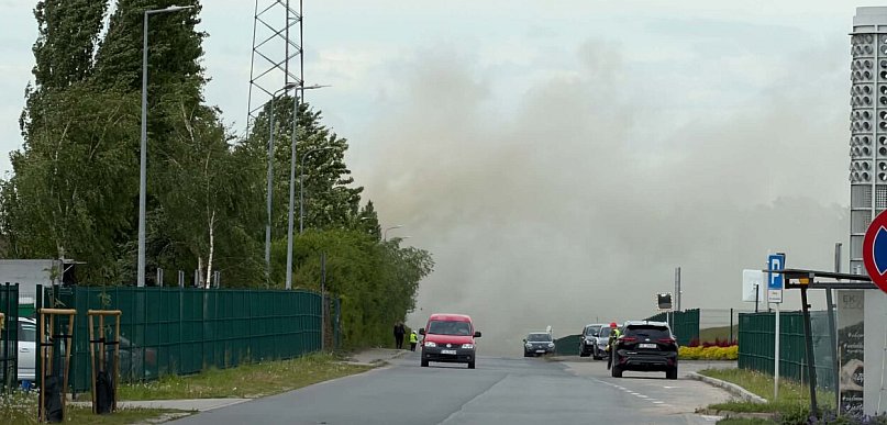Pożar w Wielkopolskim Centrum Recyklingu w Jarocinie. Nad miastem unosi się dym